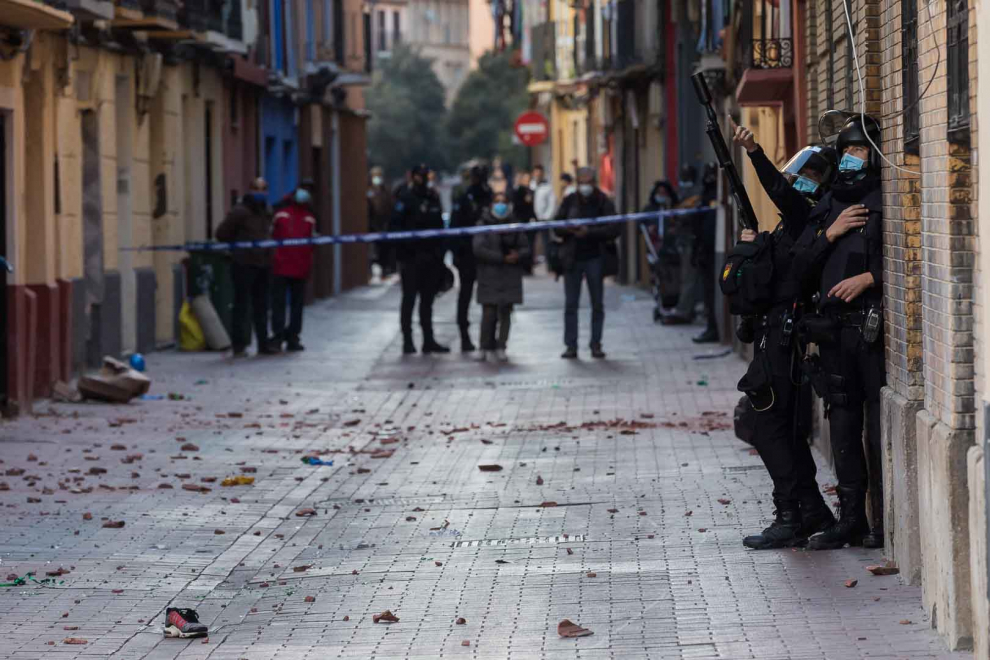 Tres okupas, detenidos por arrojar objetos desde un tejado de la calle Pignatelli