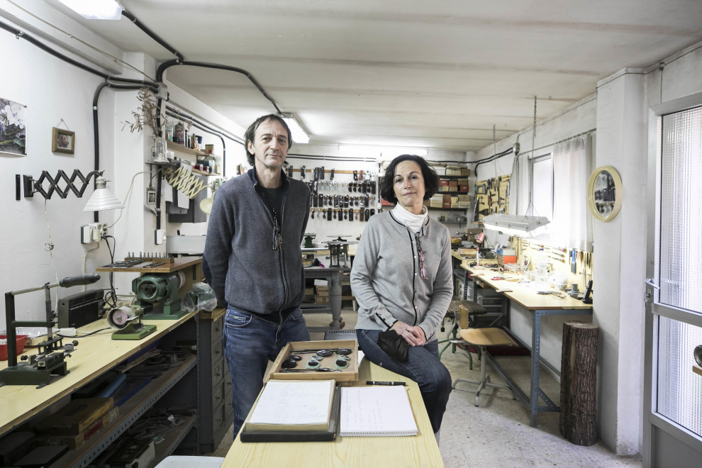 Javier Gayoso e Isabel Grao en el taller de gafas artesanales de Grao Gayoso, en Zaragoza.