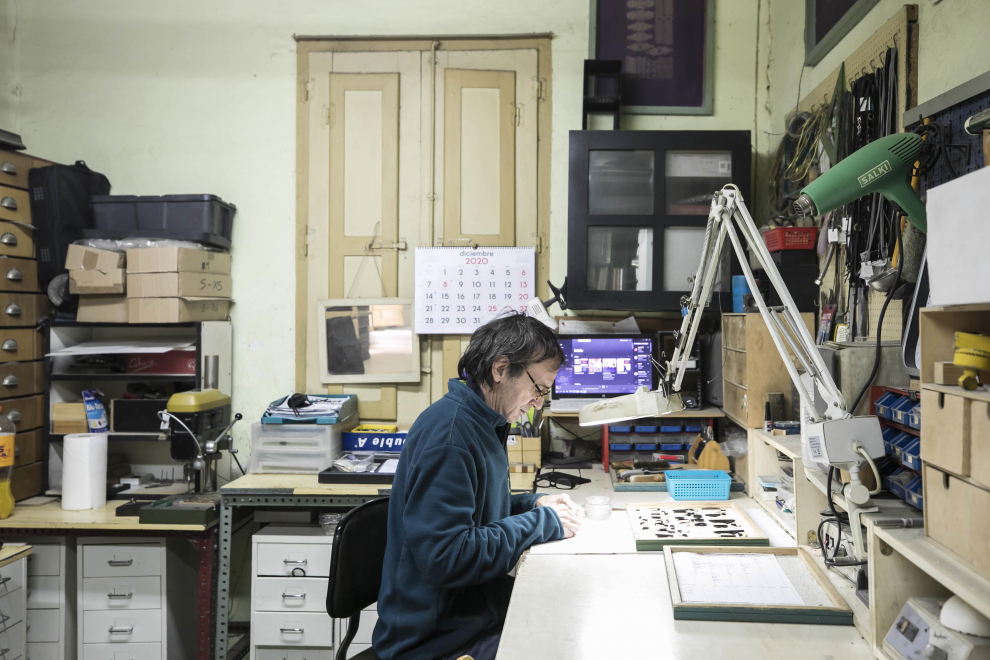 Javier Gayoso en el taller donde hace bisutería, en Zaragoza.
