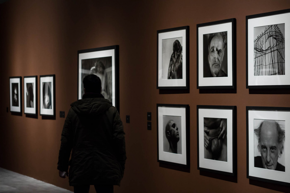 La muestra contiene 80 imágenes que repasan la trayectoria del fotógrafo leonés.