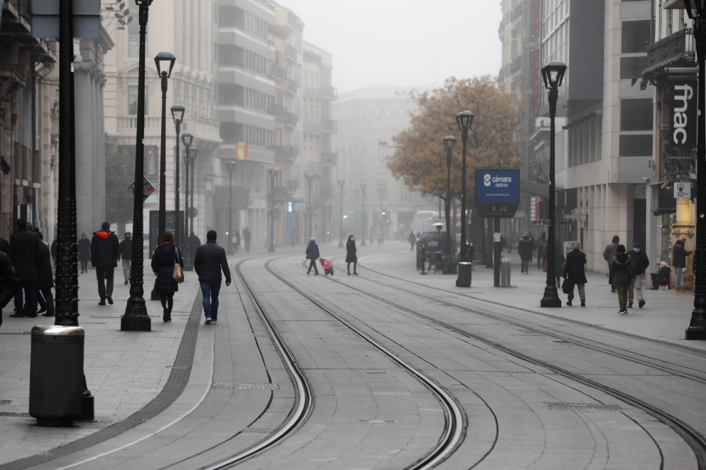 Un denso manto de niebla cubre la ciudad desde este la tarde-noche de este jueves la capital aragonesa. La falta de cierzo hace que este fenómeno haya perdurado durante este viernes.