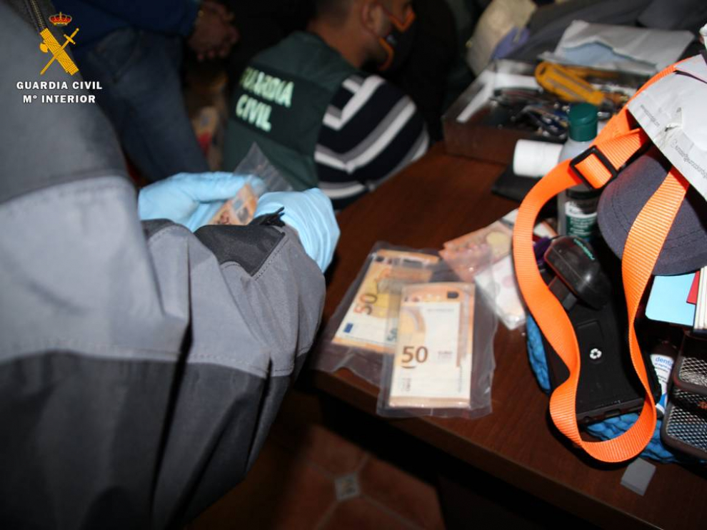 Desarticulan un grupo criminal de venta de drogas que poseía armas y detienen a tres personas en Gallur