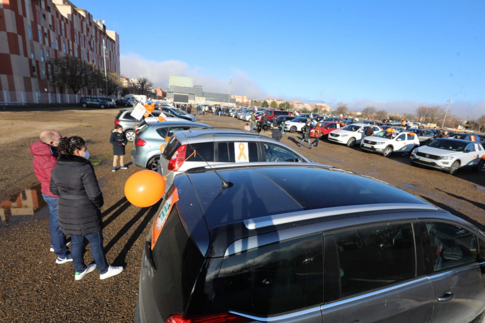 Más de 200 vehículos se concentraron en el parquin del palacio de congresos de Huesca para iniciar la caravana.