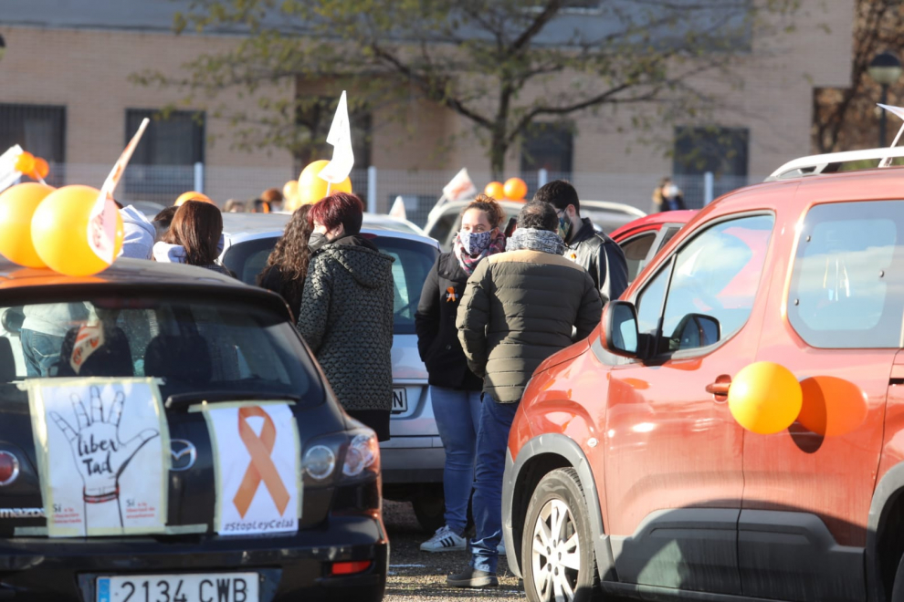 Más de 200 vehículos se concentraron en el parquin del palacio de congresos de Huesca para iniciar la caravana.