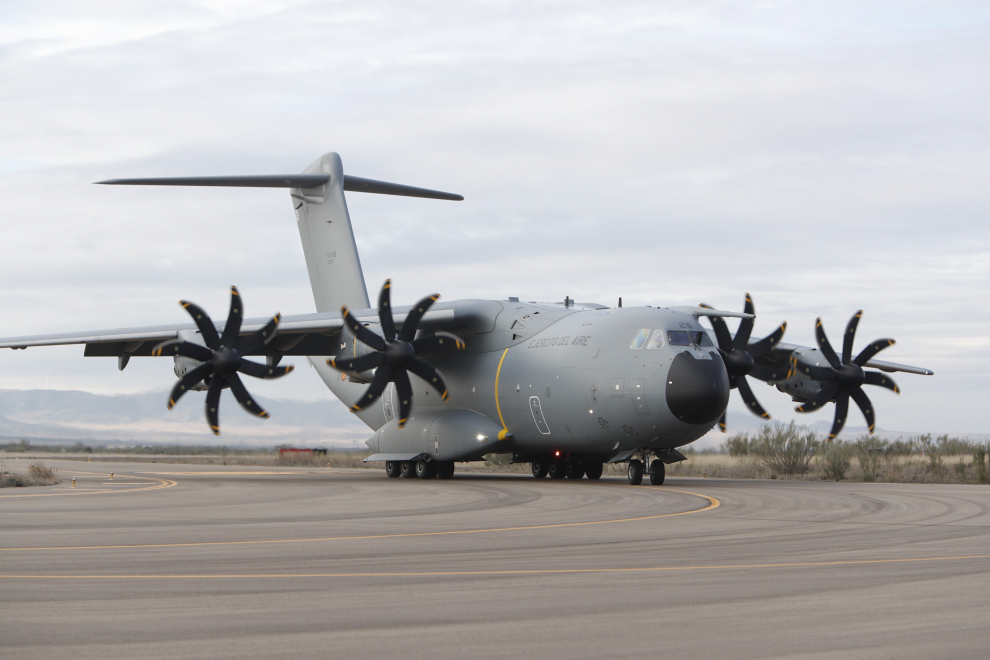El Ejército del Aire ha despedido este lunes por la mañana en la Base aérea de Zaragoza a los aviones de transporte Hércules C-130, conocidos popularmente como 'Dumbo', después de casi 50 años al servicio del Estado español en decenas de misiones humanitarias.