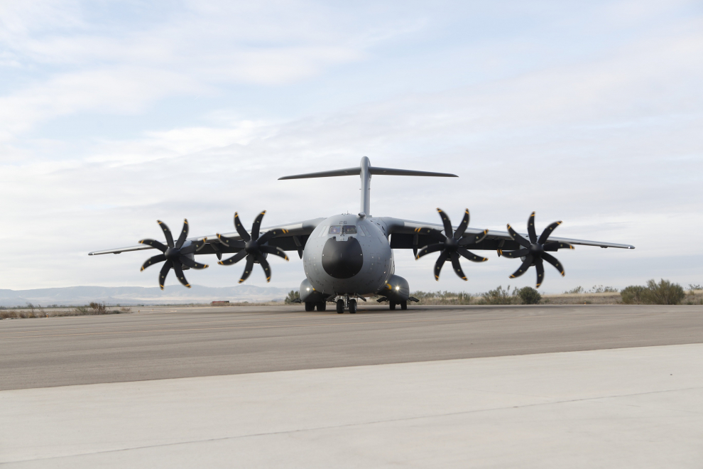 El Ejército del Aire ha despedido este lunes por la mañana en la Base aérea de Zaragoza a los aviones de transporte Hércules C-130, conocidos popularmente como 'Dumbo', después de casi 50 años al servicio del Estado español en decenas de misiones humanitarias.