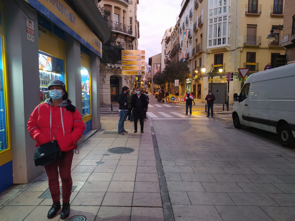 El sol naciendo justo en la calle Mayor de Zaragoza. Los rayos recorren toda la calle desde la Magdalena y siguen casi en línea recta por Espoz y Mina y Manifestación.