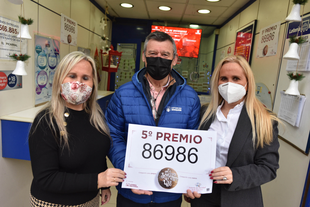 Agraciados por el quinto premio del 86986, repartido en la calle de San Juan de la Peña de Zaragoza.
