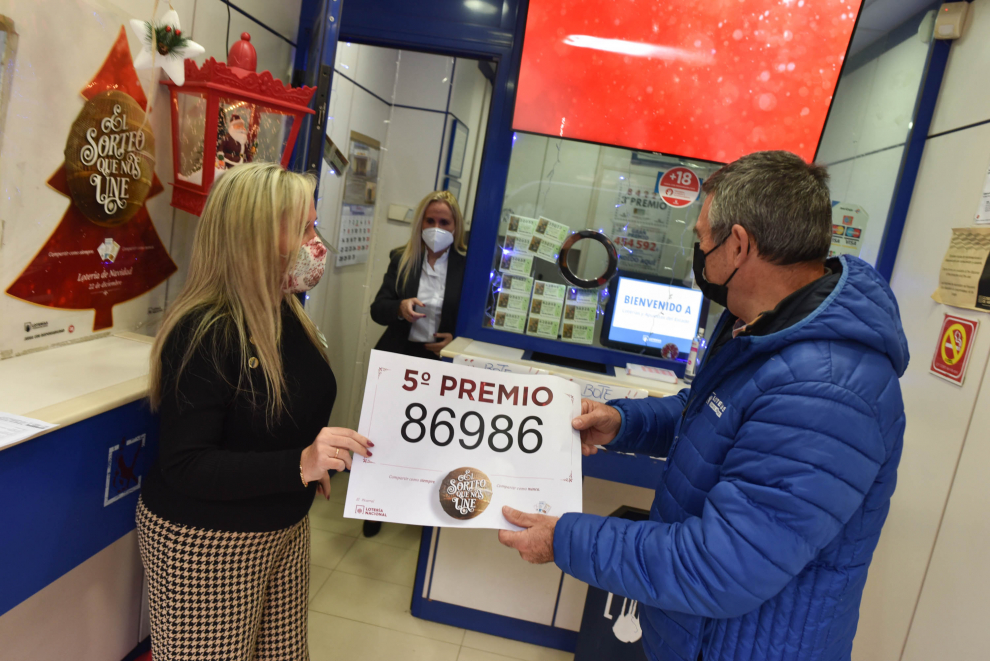 Agraciados por el quinto premio del 86986, repartido en la calle de San Juan de la Peña de Zaragoza.
