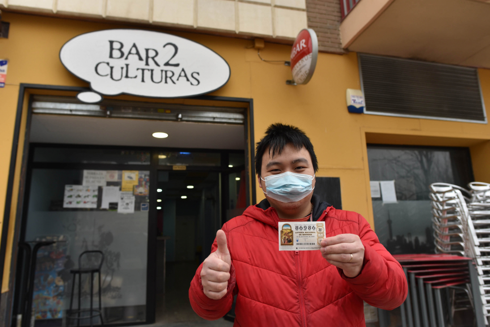 Juan, propietario del bar Dos Culturas del Arrabal, en Zaragoza. Quinto premio lotería.