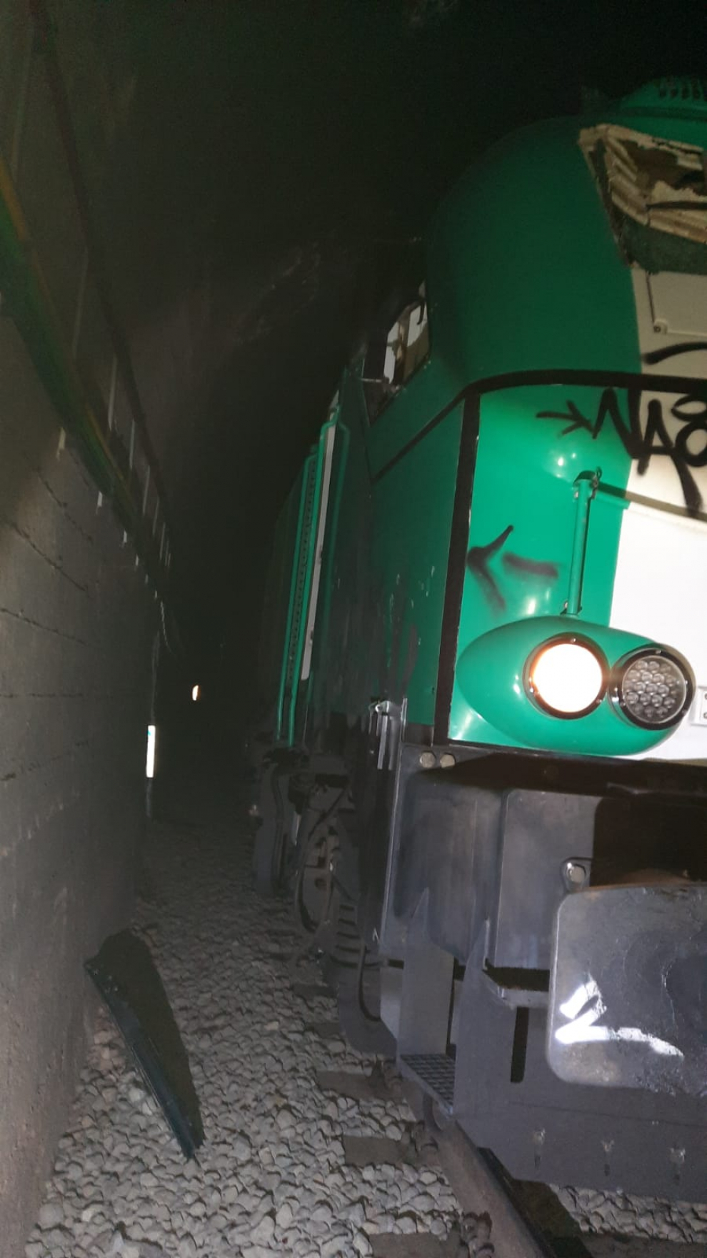 Fotos de la otra boca del túnel con el tren atrapado.