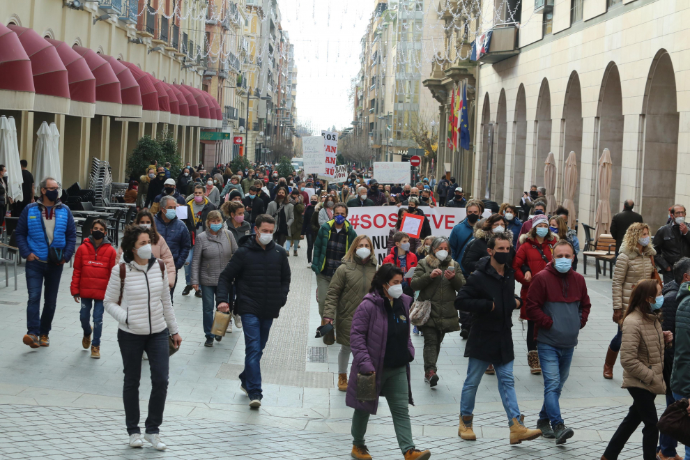 Multitudinaria manifestación en Huesca del sector de la nieve en el Pirineo