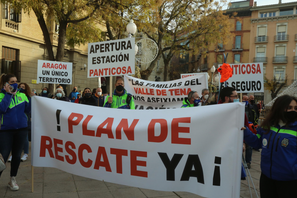 Multitudinaria manifestación en Huesca del sector de la nieve en el Pirineo