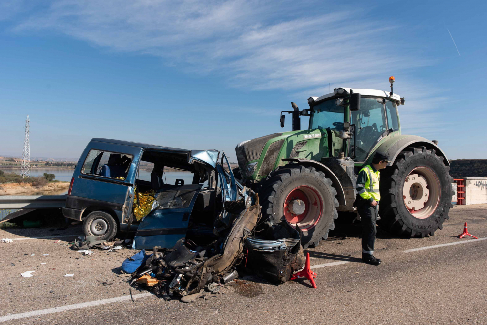 Accidente mortal en la A230 en Caspe: choque frontal entre un tractor y una furgoneta (21/02/20)
