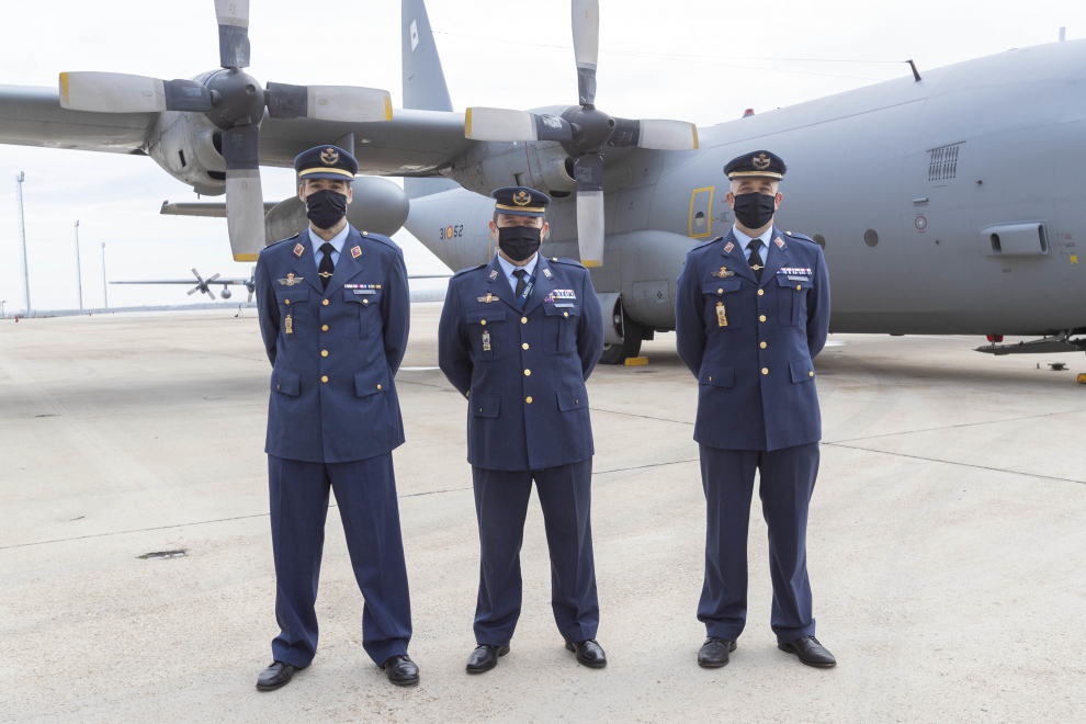De izquierda a derecha, el brigada José Manuel Tabuenca y los subtenientes Ramiro Ribeiro y José Manuel Fernández, el pasado lunes en la despedida de los Hércules en la Base aérea de Zaragoza. javier belver