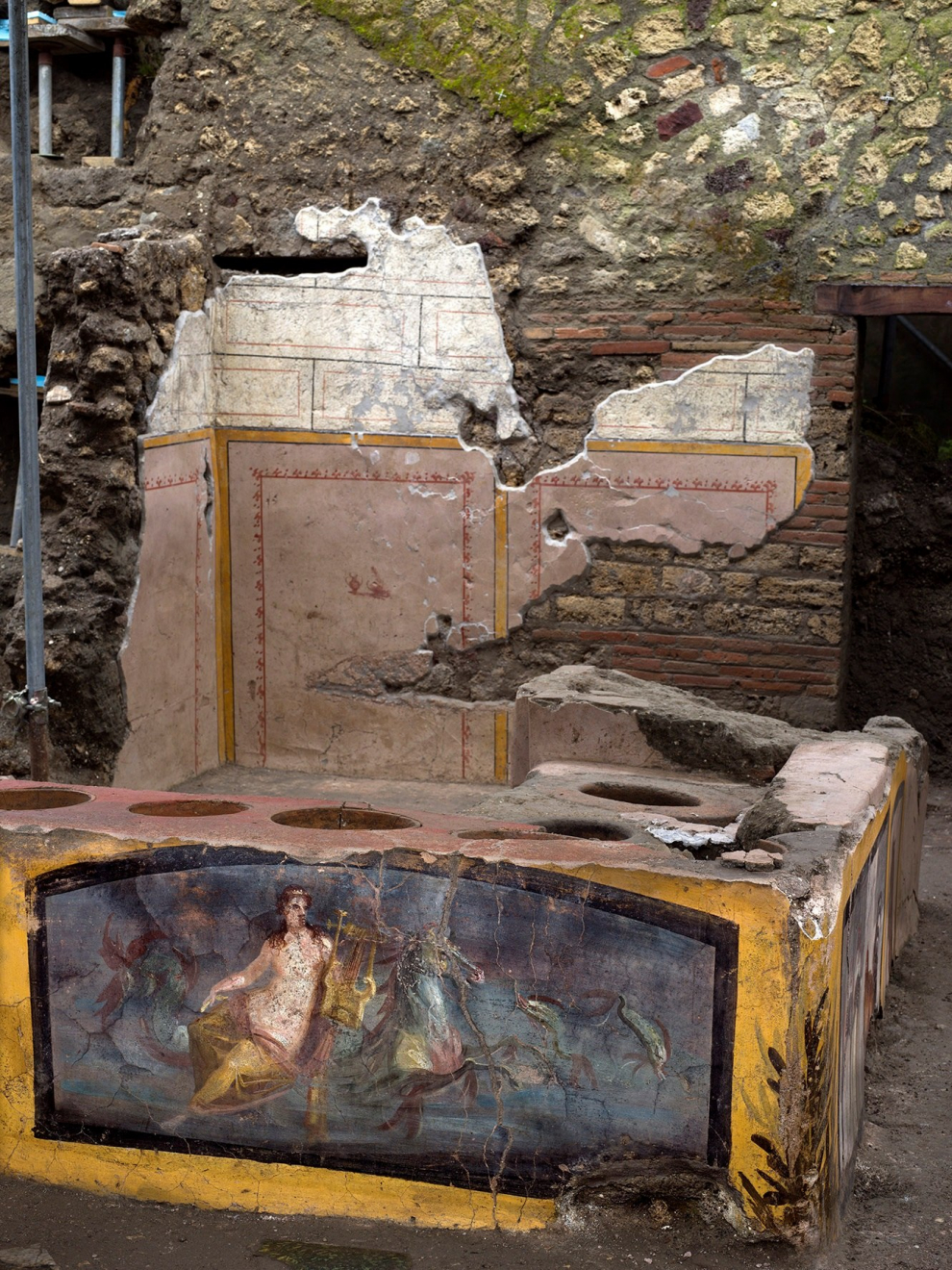 Descubren en Pompeya un restaurante con restos de comida y la barra decorada