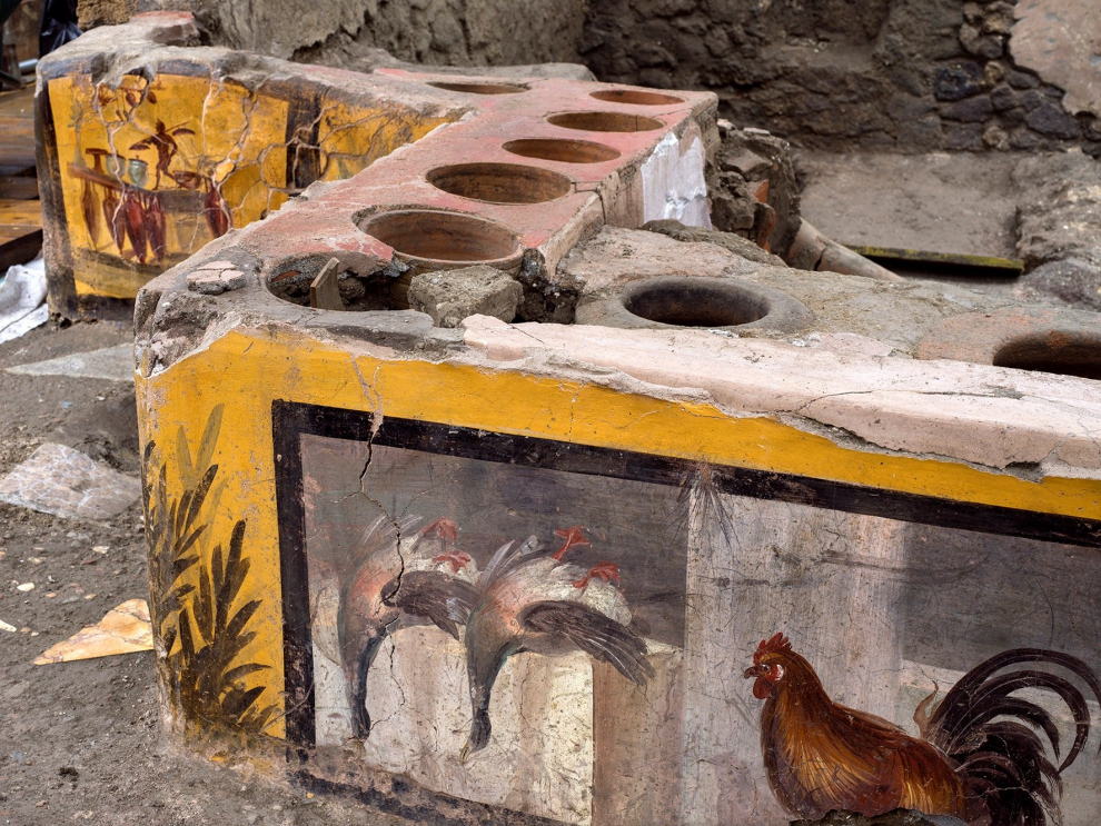 Descubren en Pompeya un restaurante con restos de comida y la barra decorada