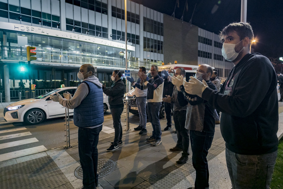 Homenaje con aplausos de los taxistas de Zaragoza a los sanitarios frente al Hospital Miguel Servet