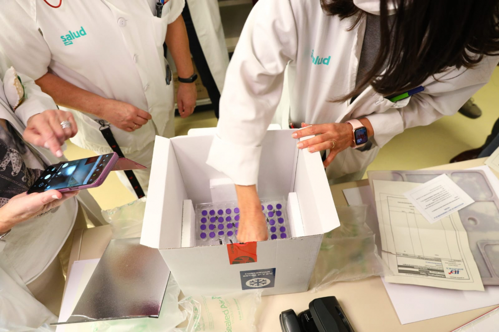El Hospital Clínico de Zaragoza recibe las primeras vacunas de la covid-19 en Aragón