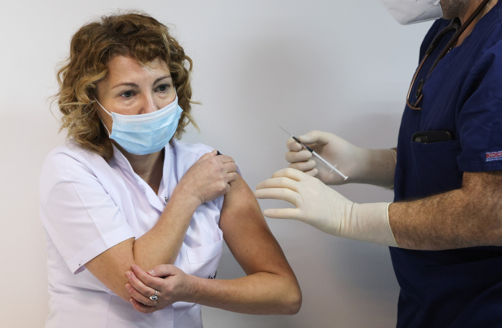 Una médico se vacuna en Bulgaria.