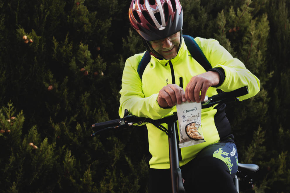 Los frutos secos Buenola al Natural son una fuente de energía cuando vas en bicicleta.