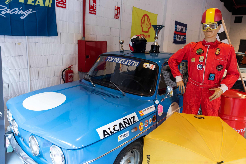 Exposición de coches de la Asociación Aragonesa de Clásicos Deportivos en La Torre Oulet de Zaragoza