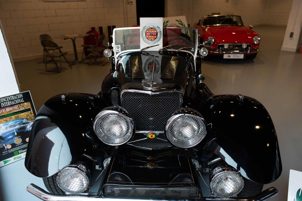 Exposición de coches de la Asociación Aragonesa de Clásicos Deportivos en La Torre Oulet de Zaragoza