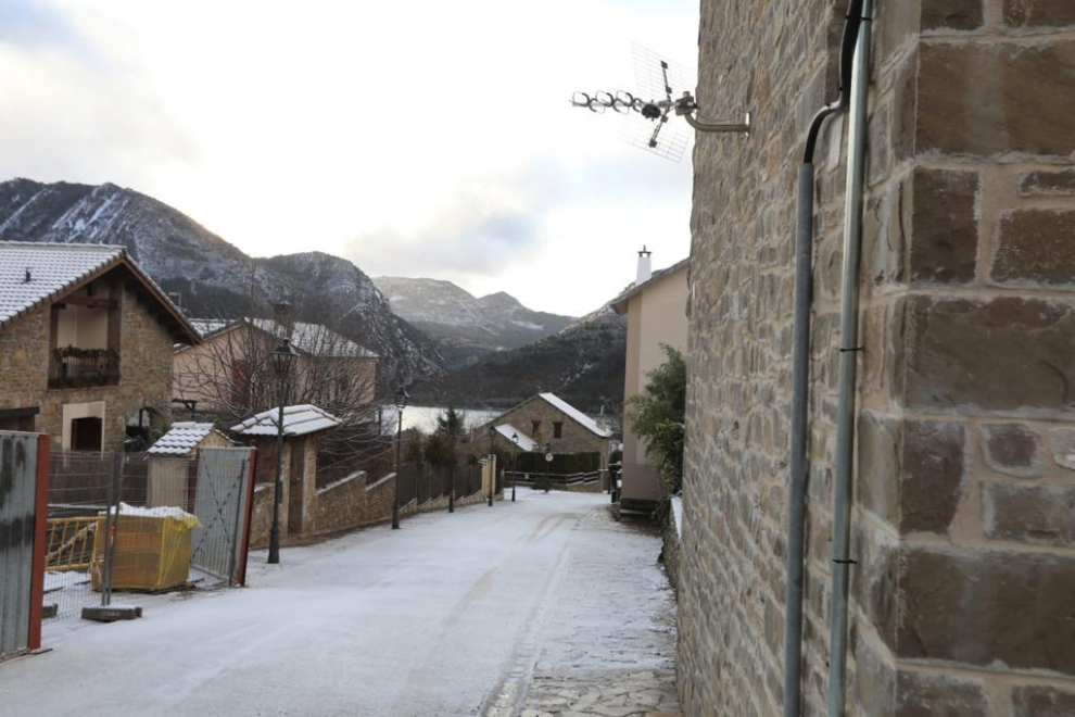 La nieve deja bonitas imágenes en el norte de la provincia de Huesca.