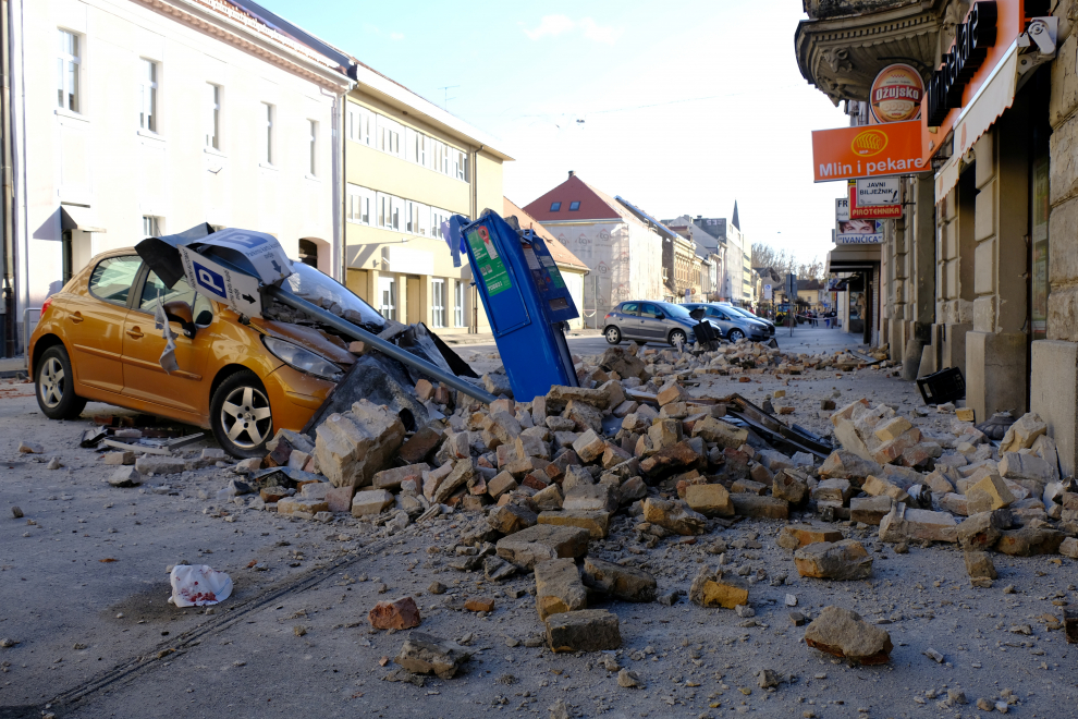 Destroyed houses and a car are seen on a street after an earthquake in Petrinja, Croatia December 29, 2020. Slavko Midzor/PIXSELL via REUTERS ATTENTION EDITORS - THIS IMAGE WAS PROVIDED BY A THIRD PARTY. CROATIA OUT. NO RESALES. NO ARCHIVES.[[[REUTERS VOCENTO]]] CROATIA-QUAKE/ZAGREB