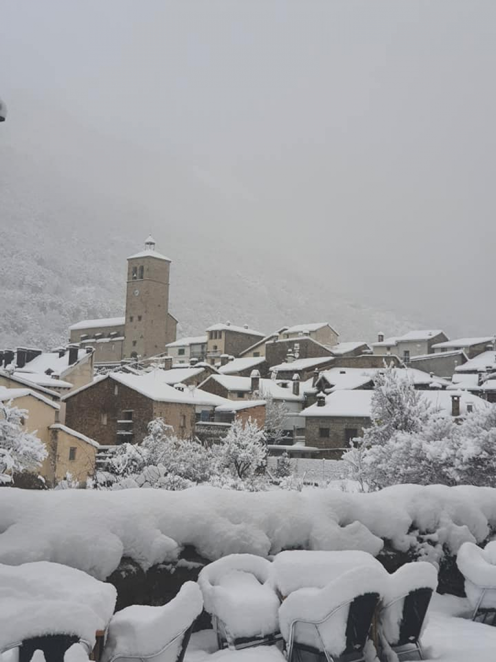 Biescas nevado este miércoles, la víspera de Nochevieja.