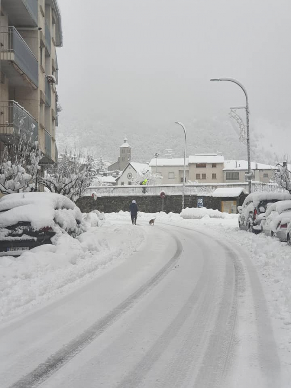Biescas nevado este miércoles, la víspera de Nochevieja.