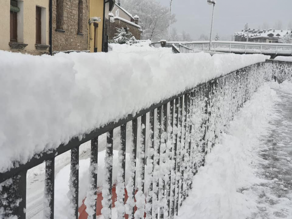 Biescas nevado este miércoles, la víspera de Nochevieja.