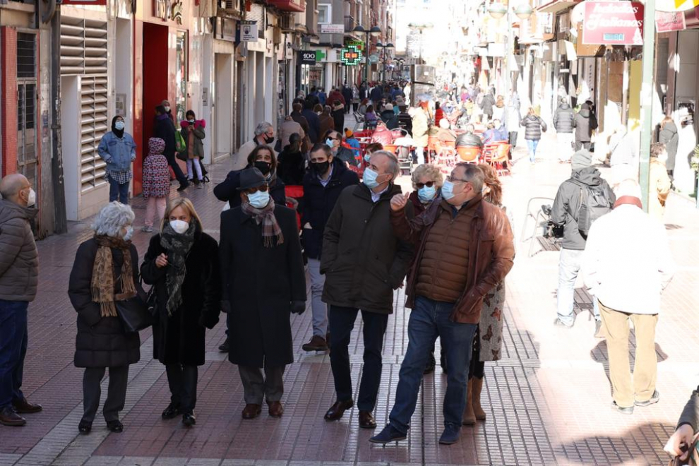 Visita de Jorge Azcón a los comercios de Delicias