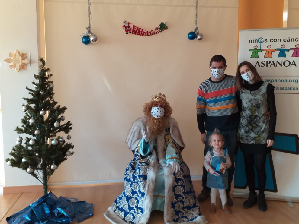 Los Reyes Magos visitan a los niños de Aspanoa en Almudévar