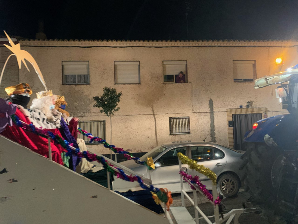 Los Reyes Magos se pasean de noche por las calles de El Temple.