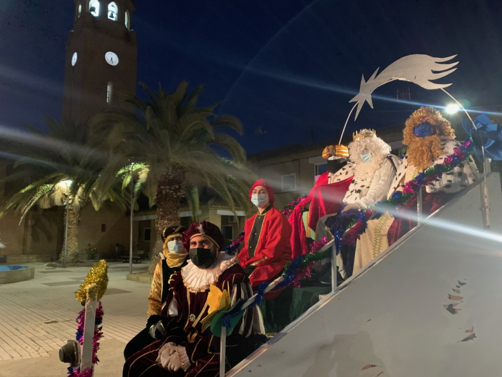 Los Reyes Magos se pasean de noche por las calles de El Temple.