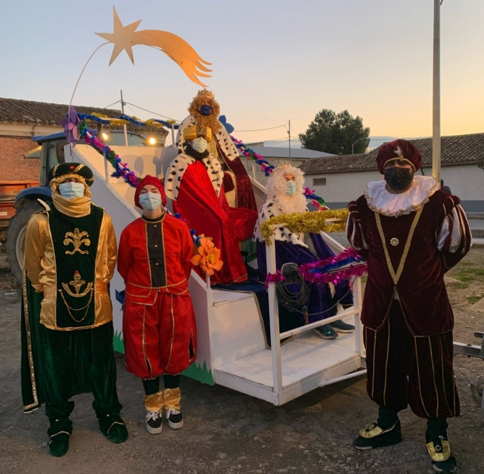 Los Reyes Magos se pasean de noche por las calles de El Temple.