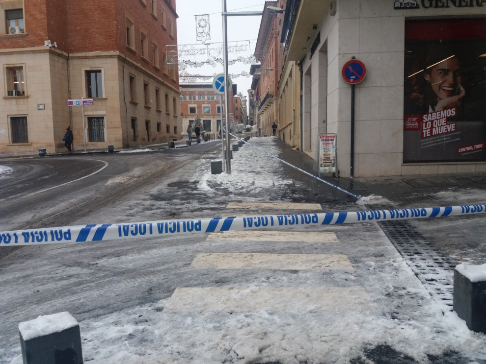 Aceras cortadas en Teruel para evitar resbalones.