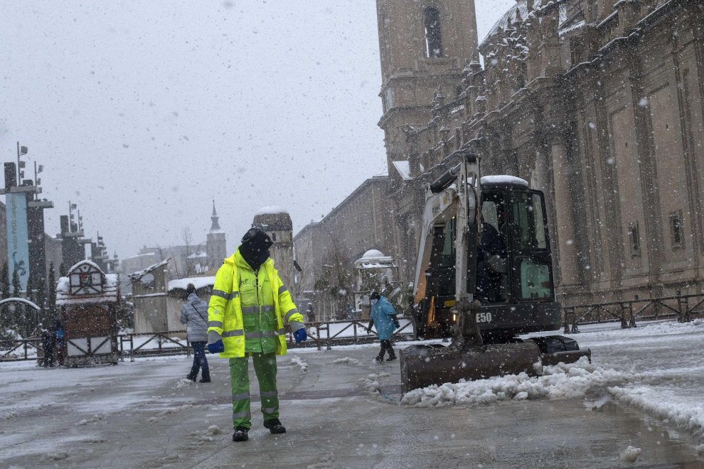Quitando nieve en el Pilar / 09-01-2021/ Foto Toni Galán[[[FOTOGRAFOS]]]
