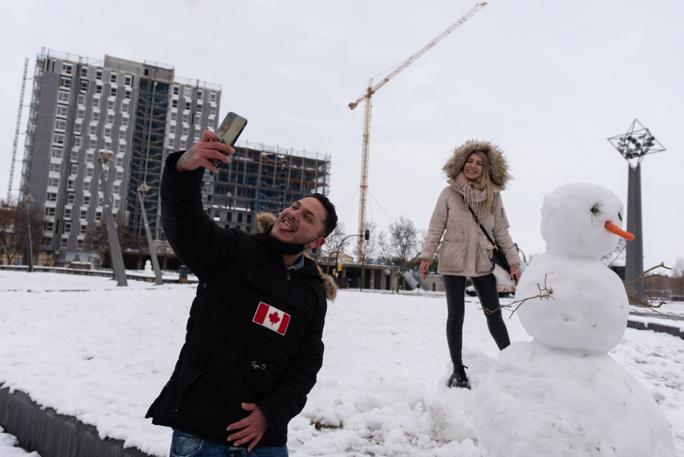 Selfis con la nieve y los muñecos en Zaragoza
