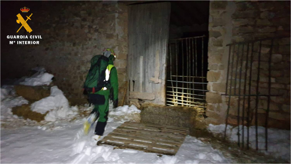 Complicado rescate de un pastor en medio de la nieve en Azuara.