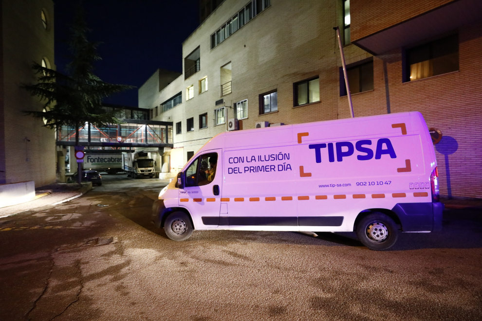 Las furgonetas cargadas con las dosis de las vacunas contra la covid salen del hospital Clínico, donde se almacenan en ultracongeladores