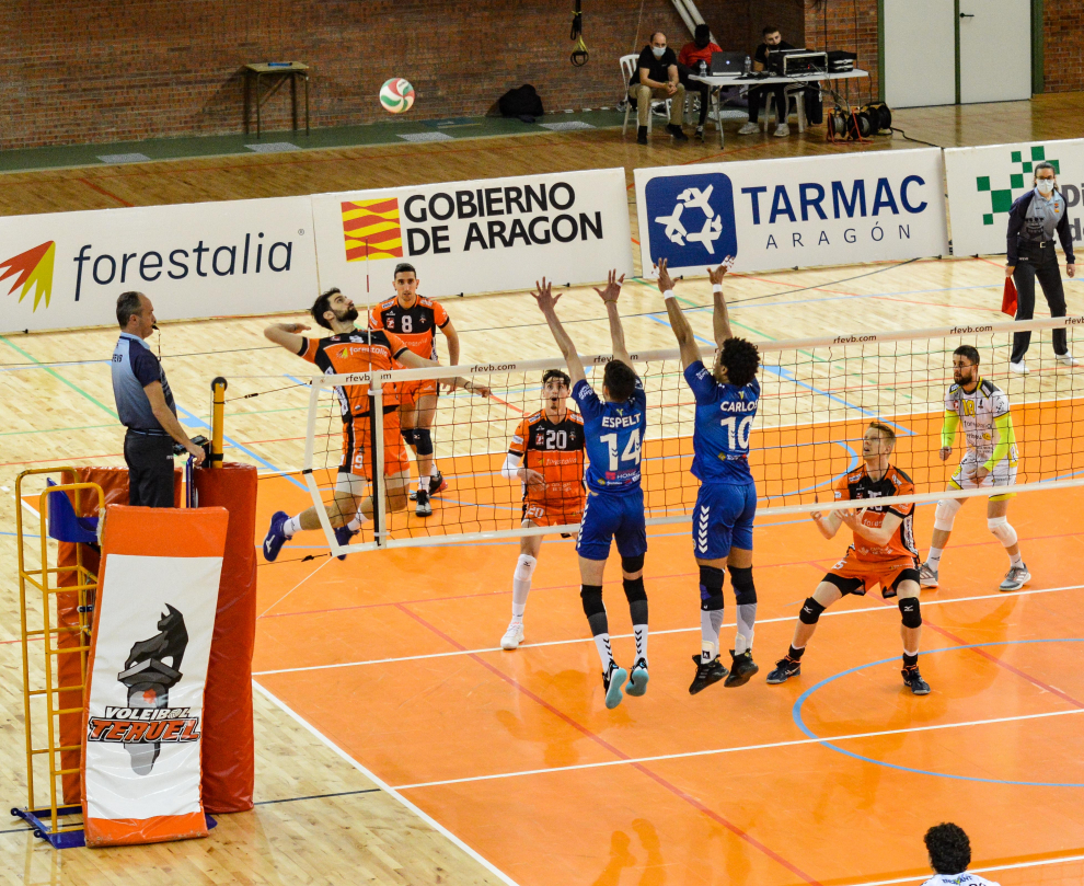Partido de Superliga de voleibol entre CV Teruel y L,Illa Grau de Castellón en el pabellón Los Planos