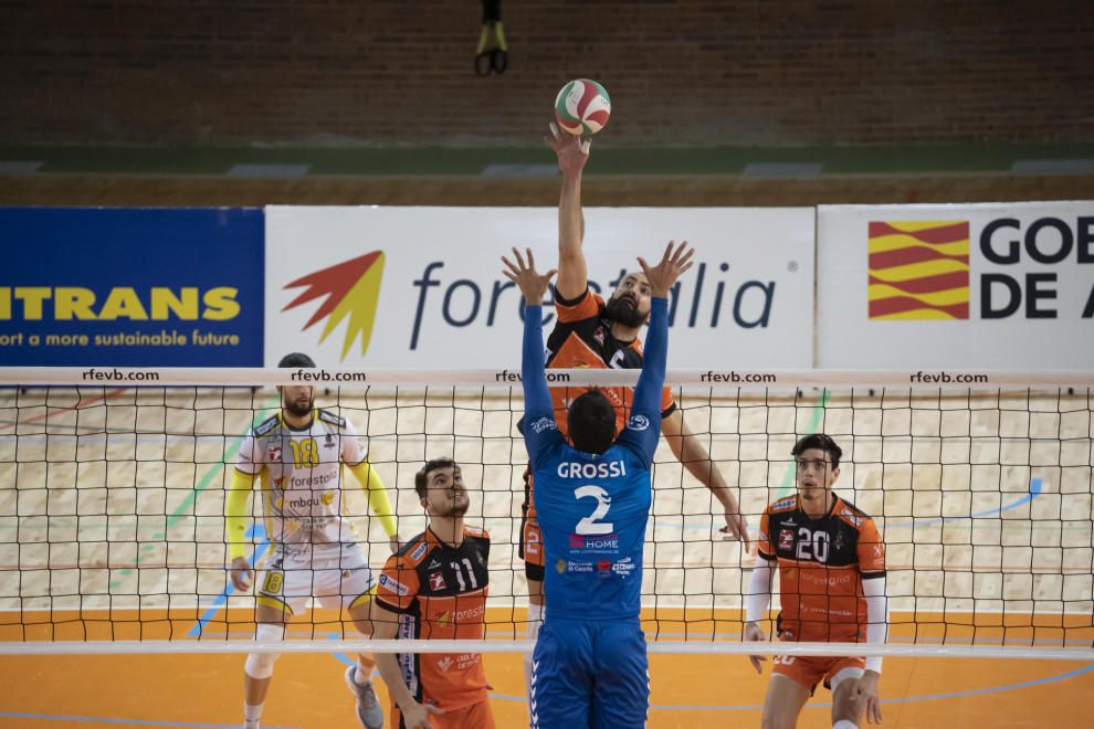 Partido de Superliga de voleibol entre CV Teruel y L,Illa Grau de Castellón en el pabellón Los Planos