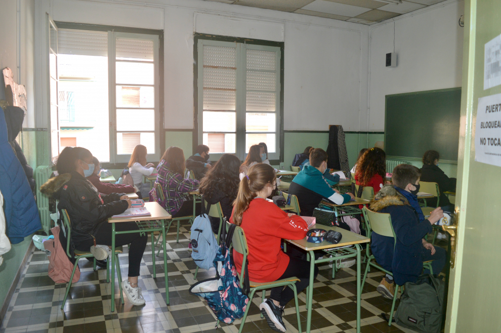 El IES Ramón y Caja de Huesca ha tenido que habilitar aulas en sitios de lo más insospechados ante la falta de espacio.