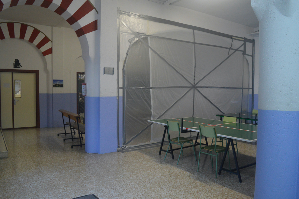 El IES Ramón y Caja de Huesca ha tenido que habilitar aulas en sitios de lo más insospechados ante la falta de espacio.