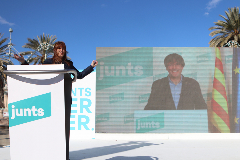 La candidata de JxCat, Laura Borrás, y expresidente de la Generalitat, Carles Puigdemont, durante un acto electoral en Barcelona,