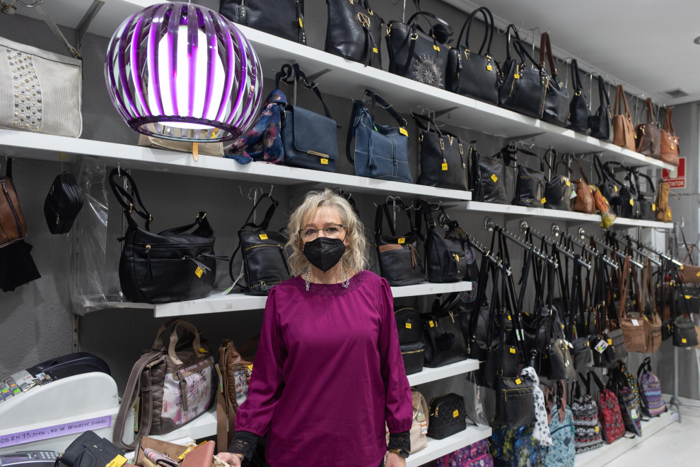 Mari Paricio regenta una tienda de bolsos y marroquinería que lleva 38 años en el barrio de San José.