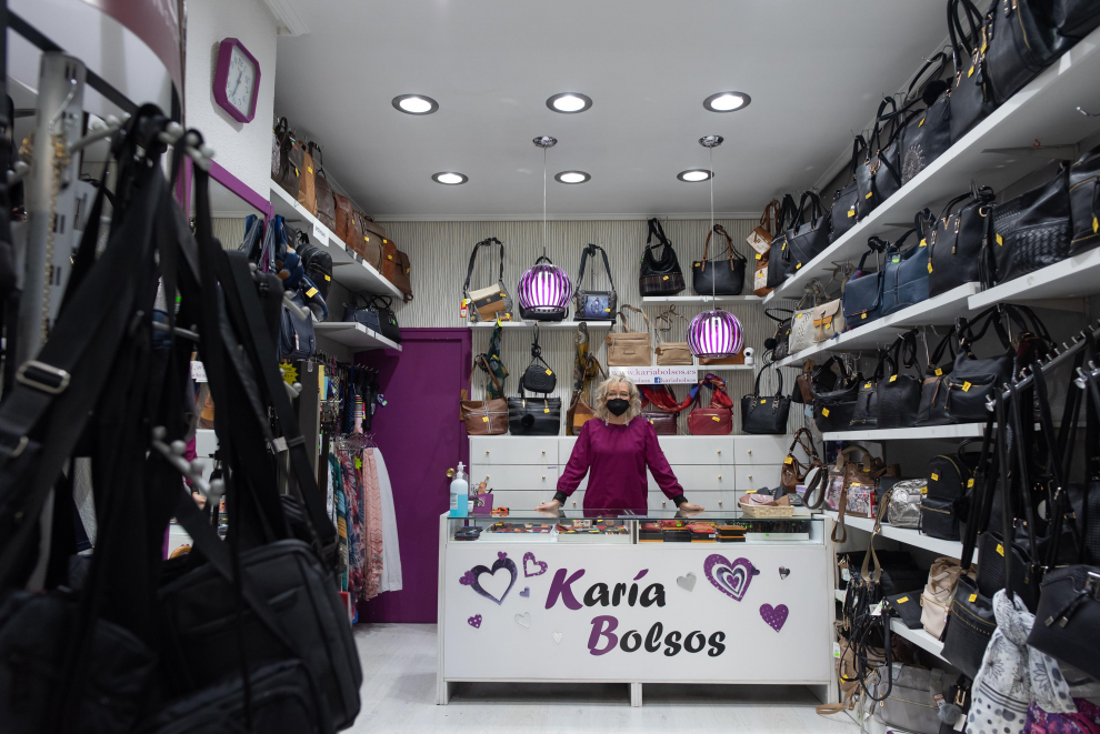 Mari regenta una tienda de bolsos y marroquinería que lleva 38 años en el barrio de San José.