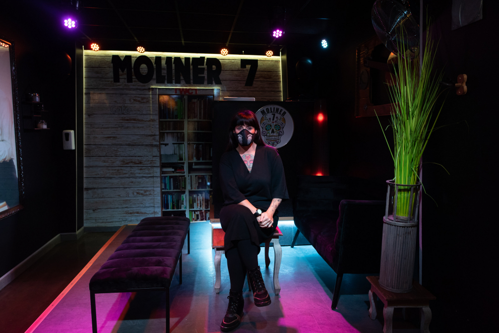 Marta Canelo en el interior de su pub musical reconvertido en cafetería